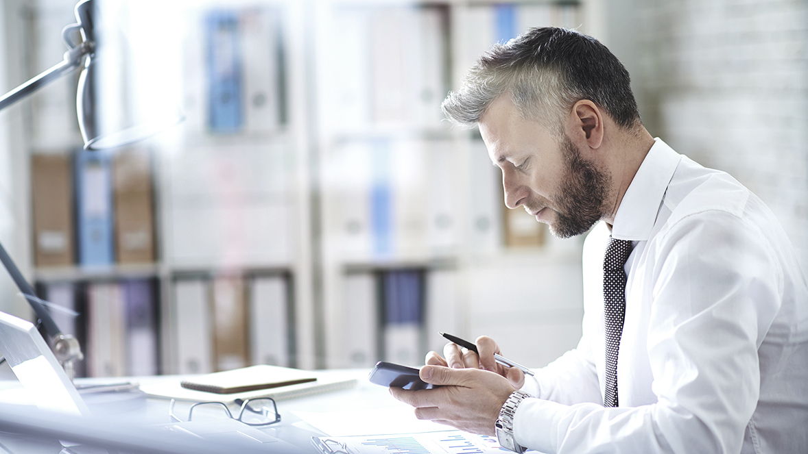 cep telefonu kullanan adam